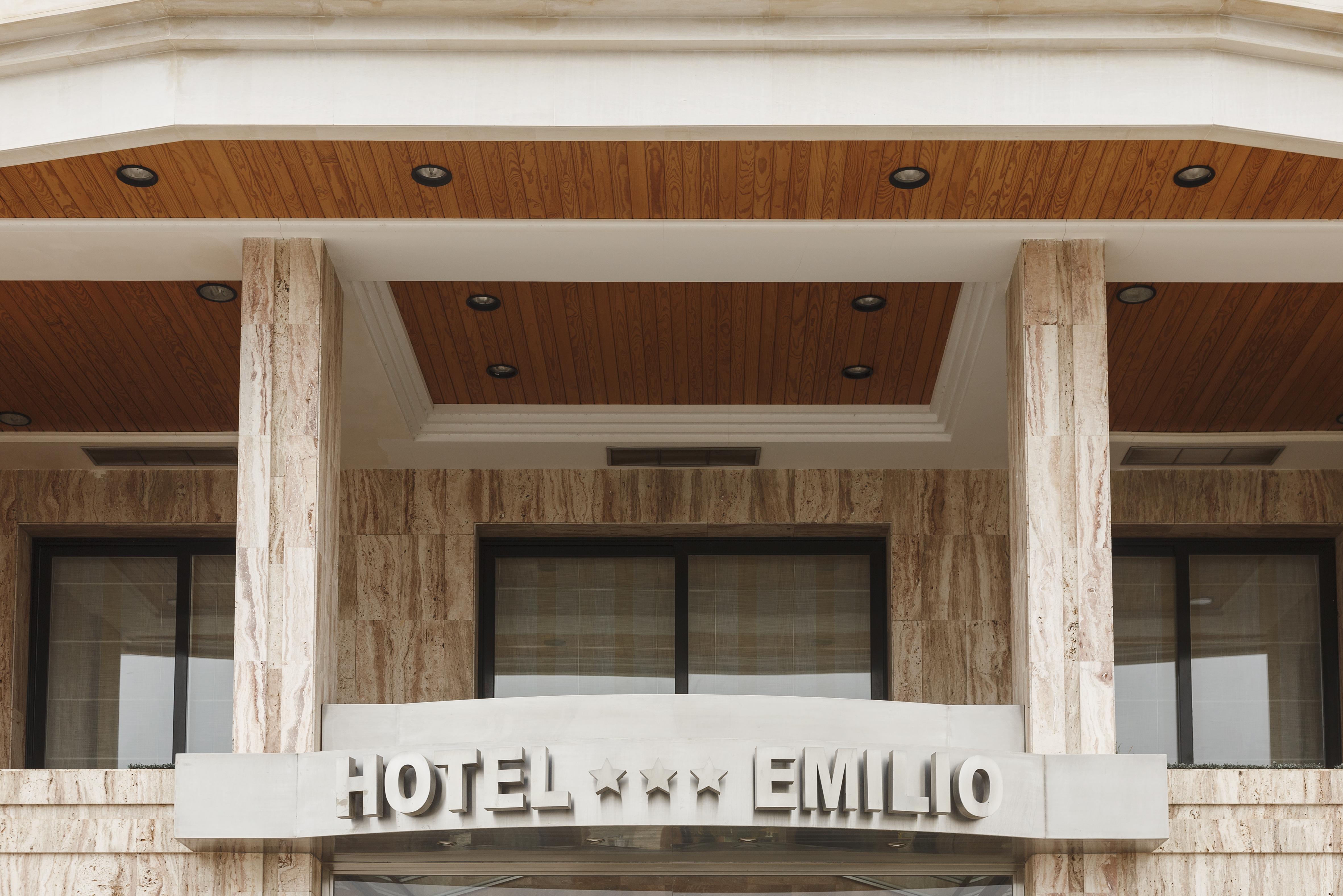 Hotel Restaurante Emilio Hellín Extérieur photo